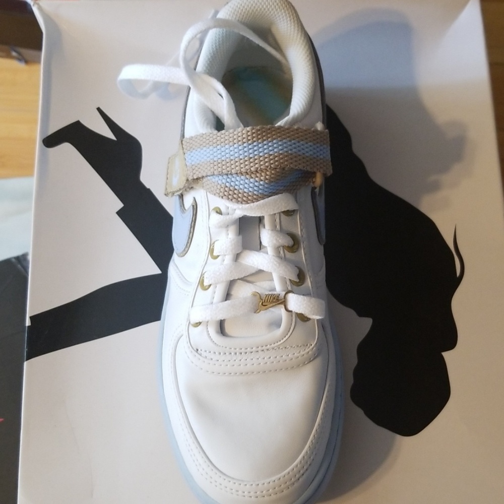 NIKE - Picture 3 of 3